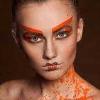 Idėjinė fotosesija su dažais ir gėlėmis