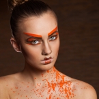 Idėjinė fotosesija su dažais ir gėlėmis