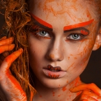 Idėjinė fotosesija su dažais ir gėlėmis