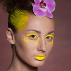 Idėjinė fotosesija su dažais ir gėlėmis