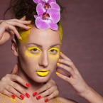 Idėjinė fotosesija su dažais ir gėlėmis