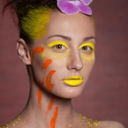 Idėjinė fotosesija su dažais ir gėlėmis