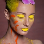 Idėjinė fotosesija su dažais ir gėlėmis