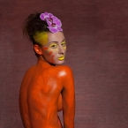 Idėjinė fotosesija su dažais ir gėlėmis